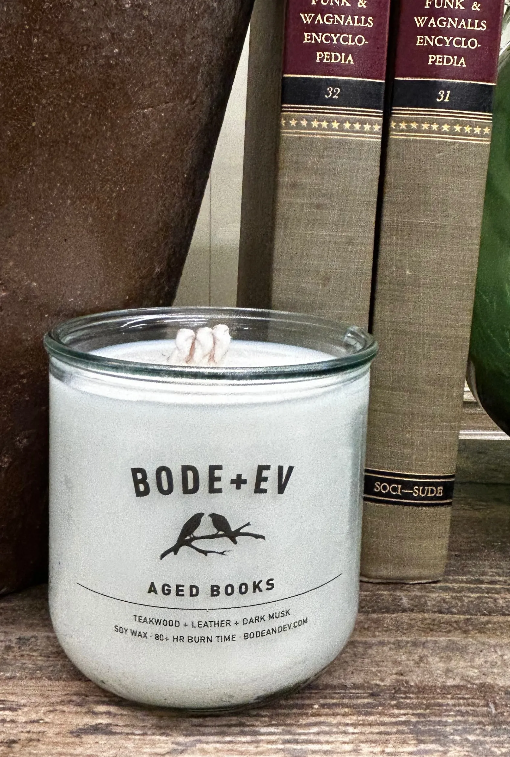 Aged Books: Teakwood   Leather   Dark Musk