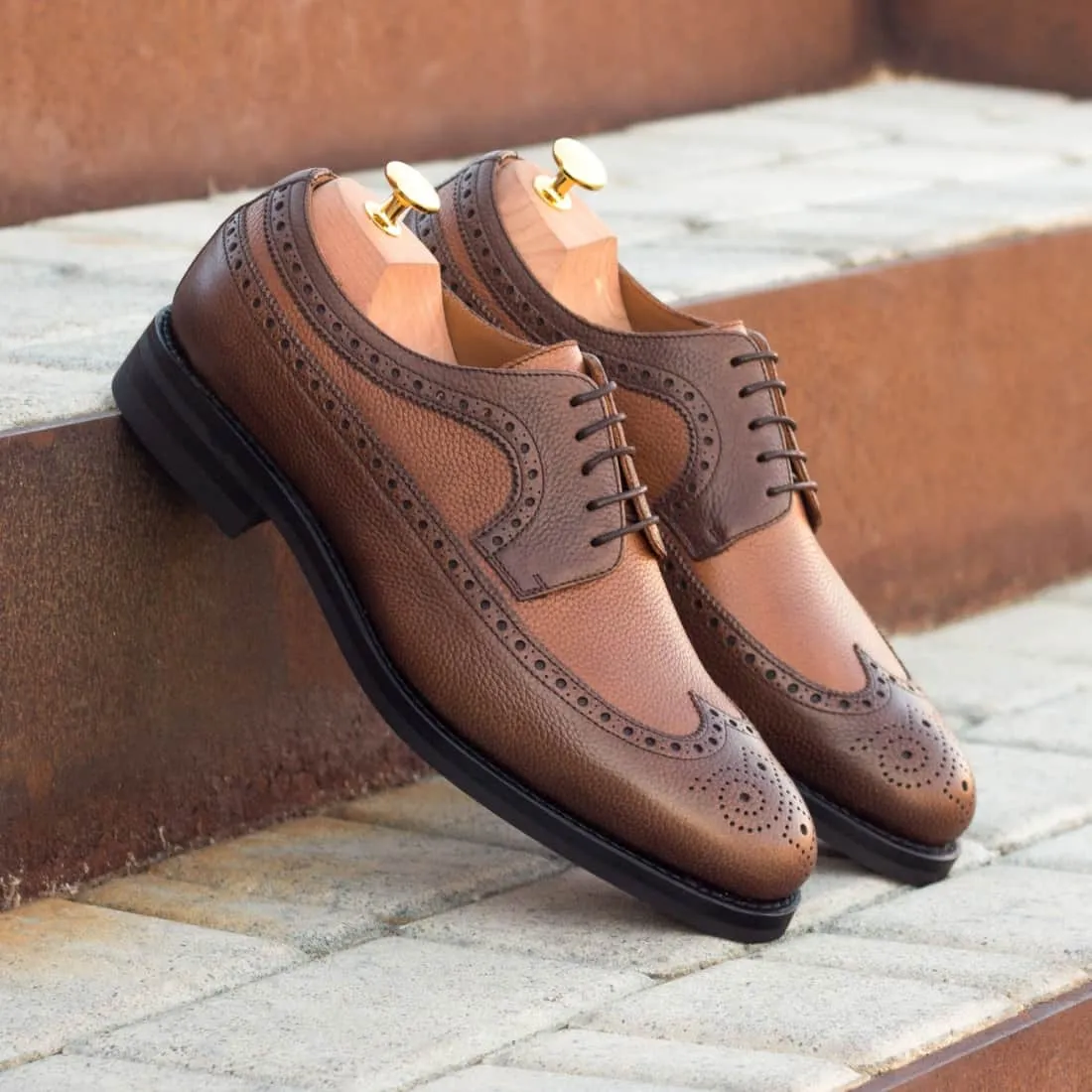 Derbie Brogue fleuri en cuir grainé marron foncé et marron moyen - Semelles Dainite