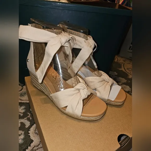 NWB UGG Yarrow Espadrille Wedge Sandals. 1117353 8.5