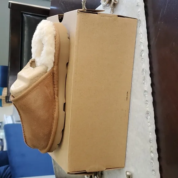 NWT UGG K KEEGAN SLIPPERS