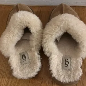 Ugg Little Kids Cozy I slippers size Little Kid 1 in Chestnut