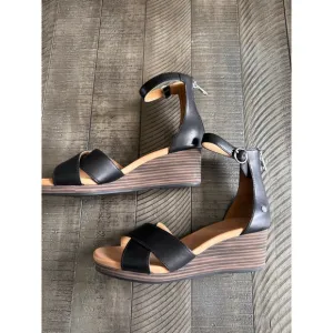 Women's UGG Eugenia Sandals Size 7.5 Black